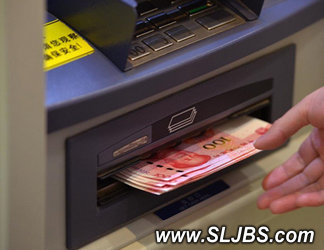 胶水粘ATM机出钞口 “温馨提示”骗5万